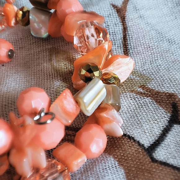 Shell Faceted Glass Beaded Memory Wire Bracelet Coral Color Silver Tone Artisan - Picture 7 of 10